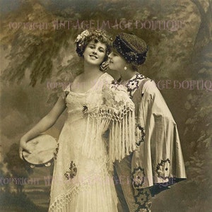 Lindo casal de lésbicas melindrosas dos anos 1920 em trajes espanhóis para casamento, união civil, cartão comemorativo 5x7