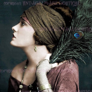 Prachtig handgekleurd fotoportret uit de jaren 1920 van een mooie coquette flapper wenskaart van 5 x 7