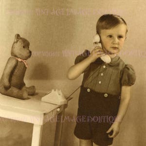 Entzückendes handgetöntes Bild eines süßen kleinen Jungen aus den 1930er Jahren auf einem Spielzeugtelefon und seinem Teddybär 5x7 Grußkarte