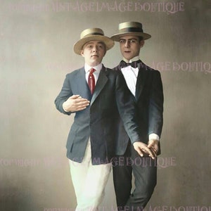 Lindo casal gay dos anos 1920 com chapéu de marinheiro e patins, cartão de felicitações para casamento em união civil 5x7