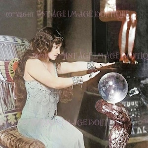 Carte de voeux 5 x 7 photo colorisée d'une diseuse de bonne aventure orbuculum fantasmagorique boule de cristal, 1913