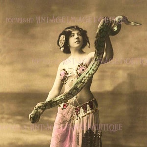 Belle photo victorienne antique teintée à la main portrait d'un numéro de cirque exotique charmeur de serpents / carte de voeux de divertissement de music-hall 5 x 7