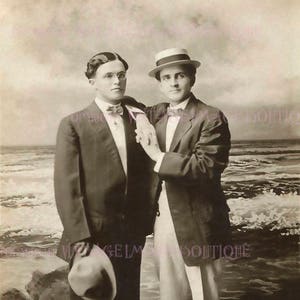 Lindo casal gay dos anos 1920 posando em um cenário à beira-mar para casamento em união civil, cartão comemorativo 5x7