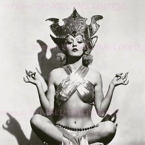 Maravilloso retrato fotográfico en blanco y negro de los años 40 de una encantadora bailarina exótica burlesca coqueta 5x7 tarjeta de felicitación