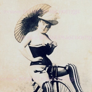 Carte de voeux ancienne photo victorienne coquine d'une dame coquine légèrement vêtue avec corset et bas sur un vélo 5 x 7