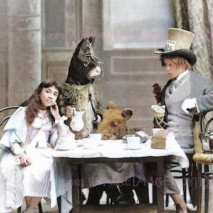 Foto vitoriana colorida à mão de Alice na festa do chá do Chapeleiro Maluco, de uma peça teatral londrina de Alice no País das Maravilhas, cartão comemorativo 5x7