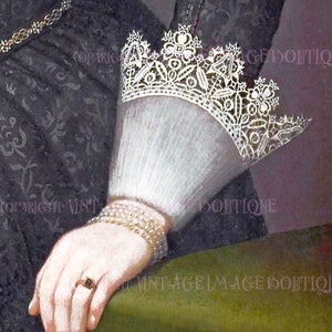 Spätes 17.Jahrhundert Gemälde Detail einer Frau in einem Brokat Kleid geschmückt mit einem aufwändigen Spitzenärmel und Perlenarmband 5x7 Grußkarte