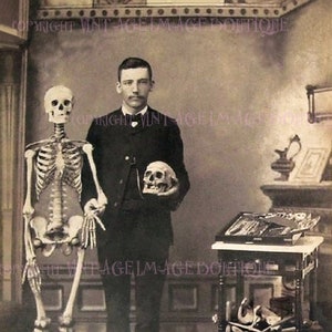 Ancienne photographie sépia victorienne d'un jeune étudiant en médecine posant avec un squelette et des instruments de dissection scientifiques 5 x 7 Carte de vœux