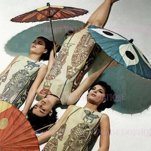 Foto fija en color mod de los años 60 con movimiento oscilante de tres modelos morenas con vestidos de papel bajo sombrillas Pop Art 5x7 Tarjeta de felicitación