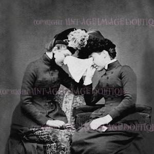 Beau portrait en deuil victorien antique de deux femmes en tenue de deuil partageant un mouchoir 5 x 7 carte de voeux