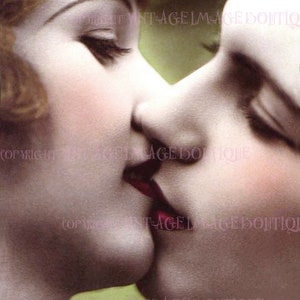Belles clapets lesbiennes teintés à la main s'embrassant couple LGBTQ Valentine partenariat civil 5 x 7 carte de voeux