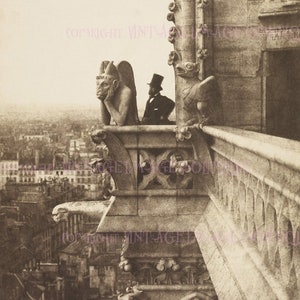 Foto sépia vitoriana antiga de um cavalheiro e uma gárgula no topo da Catedral de Notre Dame em Paris, cartão comemorativo fantasmagórico de 5x7
