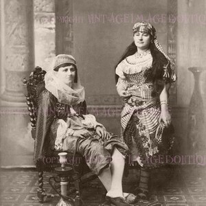 Lindo casal lésbico eduardiano antigo em trajes do Oriente Médio para casamento em união civil, cartão comemorativo 5x7