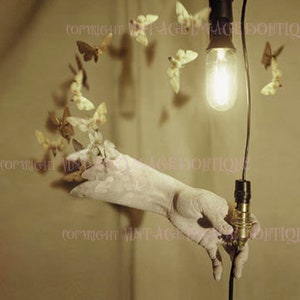 Surreales Foto-Stillleben eines Arms gestellt in der Luft, der ein Licht einschaltet, während Schmetterlinge von innen entkommen Phantasmagorical 5x7 Grußkarte