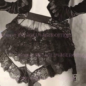 Biglietto d'auguri vintage anni '50 con donna con mutandine francesi in pizzo sexy e guanti in raso, lingerie, sculacciate erotiche, bondage e BDSM, 5x7