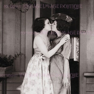 Lindo cartão comemorativo antigo de casal lésbico se beijando do início do século XX, união civil, 5x7