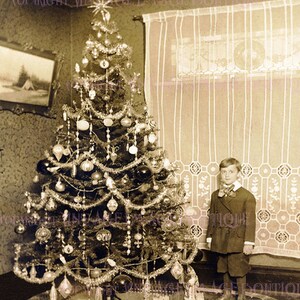 Cartão comemorativo com foto eduardiana antiga de um menino ao lado de uma árvore de Natal, solstício de inverno, 5x7