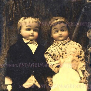Bella immagine vittoriana antica di un bambino e una bambina che tengono in braccio una bambola, biglietto d'auguri 5x7