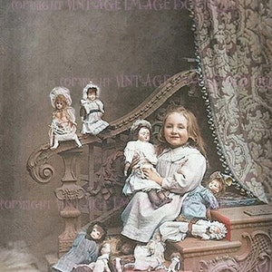 Schattige antieke Edwardiaanse gekleurde fotoportret van een brutaal klein meisje met haar verzameling poppen 5 x 7 wenskaart