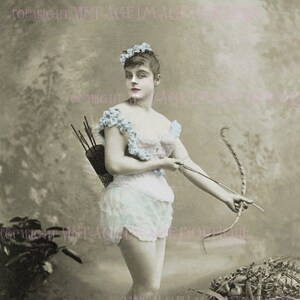 Belle artiste burlesque victorienne antique teintée à la main comme carte de voeux de la Saint-Valentin de Cupidon 5 x 7