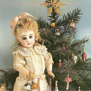 Bella foto a colori vintage di una bambola antica in bisquit e scena di albero di Natale. Biglietto d'auguri per le festività del solstizio d'inverno, formato 5x7.