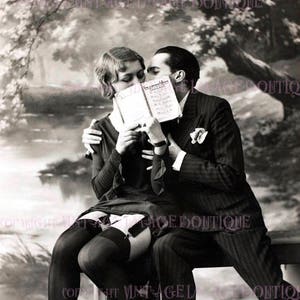 Preciosa imagen romántica vintage en blanco y negro de una pareja flapper de los años 1920 Tarjeta de felicitación del día de San Valentín 5x7