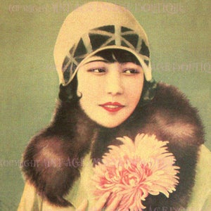 Merveilleuse illustration couleur des années 1920 d’un clapet de coquette de Shanghai tenant une carte de vœux chrysanthème 5x7