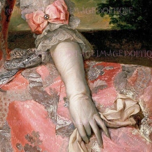 Dettaglio di un dipinto della fine del XVIII secolo raffigurante un abito in pizzo e raso di una donna che tiene in mano un guanto bianco, biglietto d'auguri 5x7