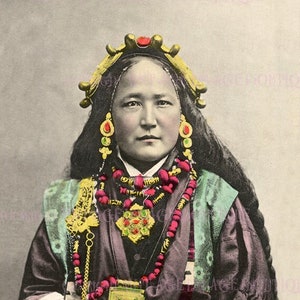 Antik, frühes 20. Jahrhundert, koloriertes Foto, Porträt einer tibetischen Frau, die eine aufwendige traditionelle Tracht trägt, 5x7 Grußkarte