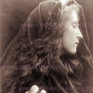 Touchant portrait de deuil édouardien antique d’une femme portant une cape à capuche tenant une tige de lys blancs 5x7 carte de vœux