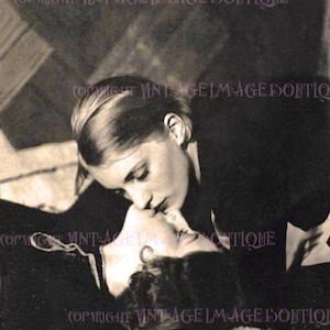 Lindo casal lésbico dos anos 1930 se beijando em um casamento civil, cartão comemorativo 5x7