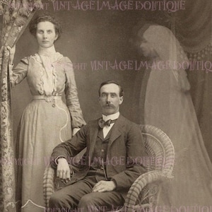 Antikes viktorianisches Geist-Foto einer gespenstischen verschleierten Figur, die durch einen sitzenden Mann und seine Schwester gleitet Phantasmagorical 15x7 Grußkarte