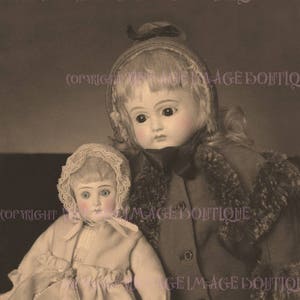 Linda imagem vitoriana antiga colorida à mão de duas lindas bonecas de biscoito 5x7 cartão de felicitações