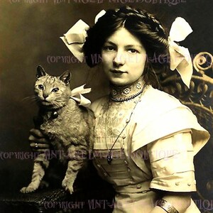 Belle image édouardienne antique d'une jeune femme chérie posant avec son chat bien-aimé 5 x 7 Carte de voeux