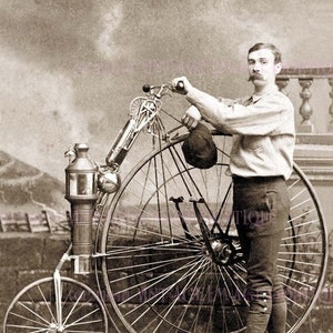 Carte de voeux antique victorienne sépia d'un inventeur moustachu avec son vélo Penny Farthing à vapeur fantasmagorique 5 x 7
