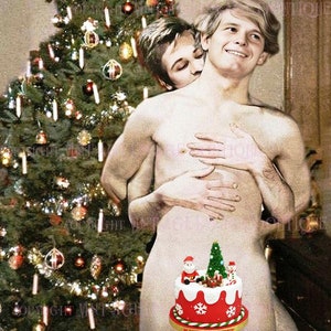 Biglietto d'auguri vintage degli anni '60 con coppia di pin-up gay Beefcake in posa davanti a un albero di Natale, periodo natalizio, solstizio d'inverno, formato 5x7.