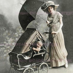 Edwardian kolorierte Foto-Porträt einer Frau mit ihrem lächelnden Baby in einem Kinderwagen an einem regnerischen Tag 5x7 Grußkarte
