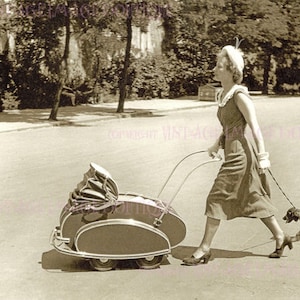 Fabulosa fotografia sépia dos anos 1950 de uma jovem mãe empurrando seu bebê em um carrinho de bebê futurista. Cartão comemorativo 5x7.