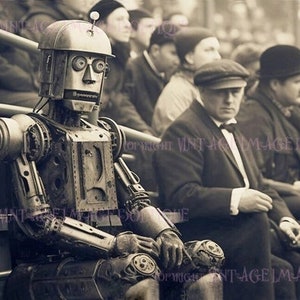 Fotografía humorística de los años 20 de un robot sentado entre sus compañeros aficionados en las terrazas viendo un partido de fútbol Tarjeta de felicitación 5x7