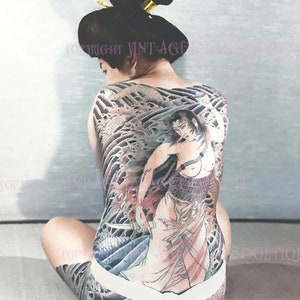 Magnifique portrait photo milieu du 20e siècle d'une femme japonaise coquette modelant son tatouage Irezumi du dos complet 5 x 7 Carte de voeux