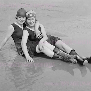 Adoráveis melindrosas lésbicas dos anos 1920 em trajes de banho, casal, casamento, união civil, cartão comemorativo 5x7