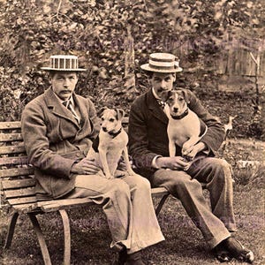 Encantadora pareja de hombres gay de los años 20 con su Jack Russell Terriers boda sociedad civil boda 5x7 tarjeta de felicitación