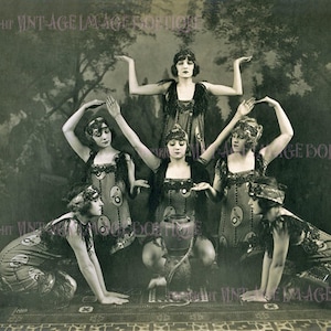Maravilloso retrato fotográfico antiguo de los años 20 de seis encantadores artistas de danza Burlesque Flapper Snake Charmer 5x7 Tarjeta de felicitación