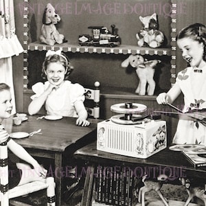 Adorable imagen vintage de los años 50 de una foto en blanco y negro de tres niños tocando discos 5x7 Tarjeta de felicitación