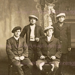 Conmovedor retrato fotográfico en sepia de la época de la Primera Guerra Mundial de cuatro jóvenes bien vestidos de Kent que se parecen a los Peaky Blinders 5x7 Tarjeta de felicitación