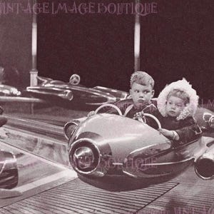 Adorable imagen vintage de los años 50 de un hermano y una hermana adorables en un paseo en avión en un parque de diversiones. Tarjeta de felicitación de 5 x 7