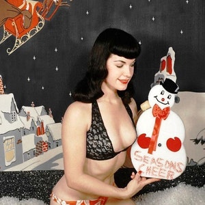 Fantastyczna modelka Pin Up z lat 50. Bettie Page Yuletide Christmas Season Winter Solstice Holiday 5x7 Card z pozdrowieniami