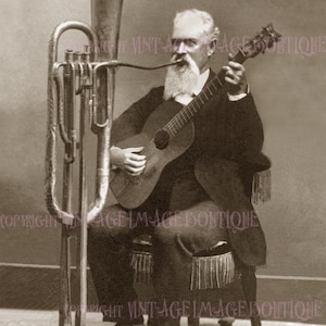 Tarjeta de felicitación de 5 x 7 pulgadas, antigua fotografía sepia victoriana del siglo XIX, retrato de un caballero que es un hombre orquesta. Artista de Didicoy.