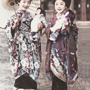Entzückende 1920 Hand getönte Fotografie Zwei Junge Japanische Mädchen, Die Maiko Sind Mit ihrer Hina Puppen 5x7 Grußkarte