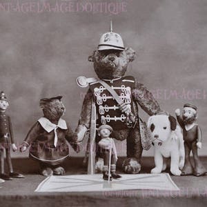 Adorável foto sépia antiga da Primeira Guerra Mundial de um ursinho de pelúcia e seus amigos fofinhos em uniformes, cartão comemorativo 5x7